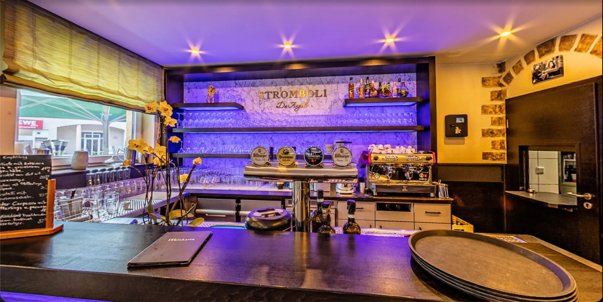 Gastraum und Bar im Ristorante Stromboli da Angelo